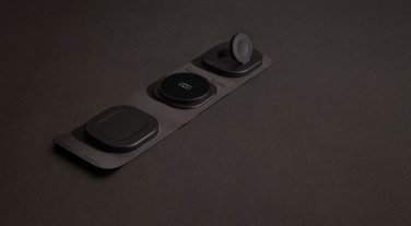 Logotrade firmakingituse foto: Swiss Peak RCS rplastist kolm-ühes juhtmevaba 15W reisilaadija