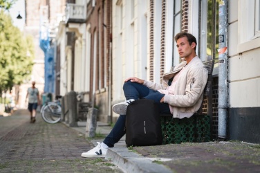 Logotrade firmakingituse foto: Bobby Pehme vargusevastane seljakott