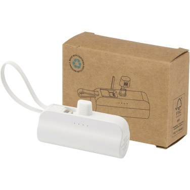 Logo trade ärikingituse pilt: Alnair 5000 mAh 10W taaskasutatud plastist C-tüüpi akupank sisseehitatud klapiga alusega ja 2-ühes kaabliga