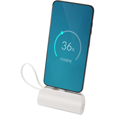 Logotrade reklaamtoote foto: Alnair 5000 mAh 10W taaskasutatud plastist C-tüüpi akupank sisseehitatud klapiga alusega ja 2-ühes kaabliga