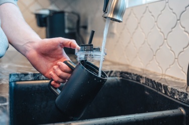 Logotrade mainoslahjat ja liikelahjat tuotekuva: Cube RCS -sertifioitu muki kierrätetystä teräksestä 800ml