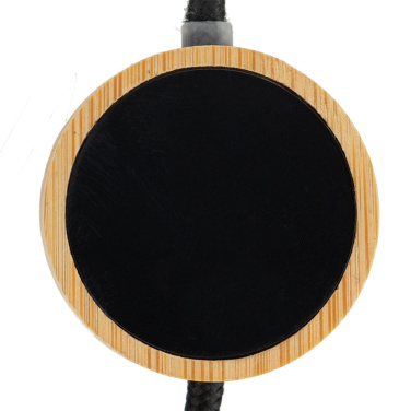 Logo trade mainoslahja ja liikelahja tuotekuva: 4in1 pitkä puinen kaapeli, jossa korostettu logo kaiverrukseen