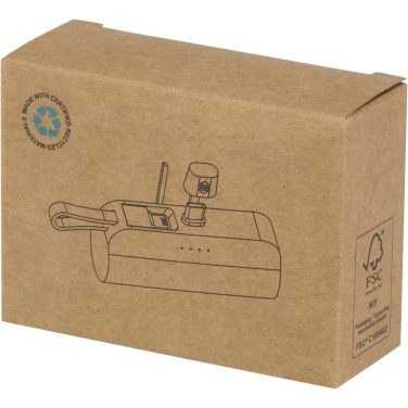 Logo trade mainoslahjat tuotekuva: Alnair 5 000 mAh:n ja 10 W:n kierrätetystä muovista valmistettu Type-C-varavirtalähde, jossa sisäänrakennettu jalusta ja 2-in-1-kaapeli